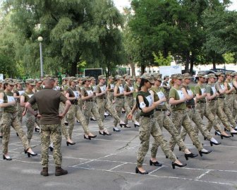 Командир полка отчитывает на плацу