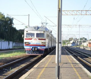 "Бабушки спешат на поезд, быстро уступают в цене. Распродаются за час и погнали "- как пенсионеры продают товар с электрички