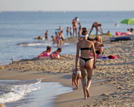 Відпочинок на Чорному морі: показали яскраві фото з дикого пляжу Затоки - Vimarsana News