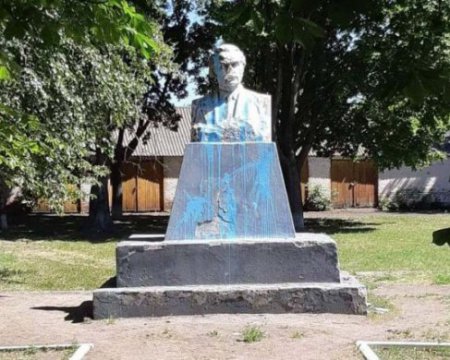 Декомунізація: Дочекався свого часу. Знесли пам'ятник "болгарському Леніну" - Vimarsana News