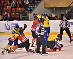 Хокейний матч за участю українців завершився епічною бійкою