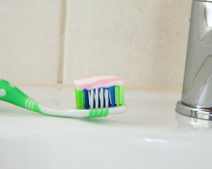 Девушка случайно почистила зубы ядом и не выжила