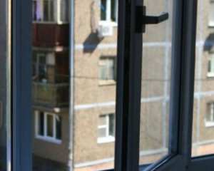 11-летняя школьница выпрыгнула с восьмого этажа и погибла