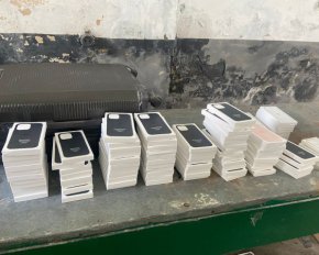 Чоловік намагався нелегально провезти в Україну 60 нових айфонів