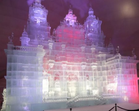 В Словаччині вирізьбили храм із льоду