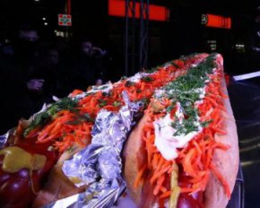 Несли шестеро: в Харькове приготовили самый большой хот-дог
