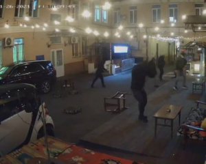 На столичному Подолі розгромили популярний бар: є постраждалі