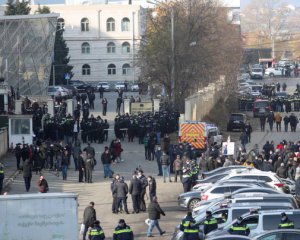 У суда, куда доставили Саакашвили, начались стычки