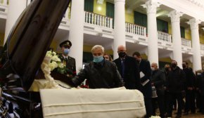 "Плакала вголос і до цих пір ридаю" - як проводили в останню путь ексмера Києва Олександра Омельченка