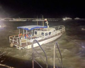 Мощный ветер остановил суда в Керченском проливе