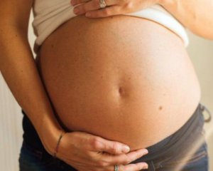 Заборонять звільняти з роботи вагітних жінок