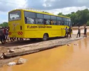 Автобус з пасажирами впав в річку, два десятки людей загинули