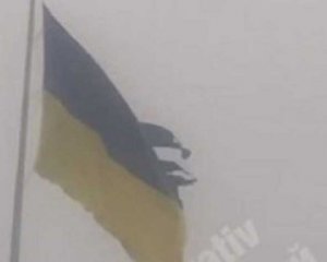 Ненастье порвало самый большой государственный флаг Украины