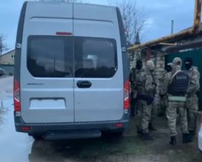 В Крыму силовики обыскивают дом крымско-татарского активиста