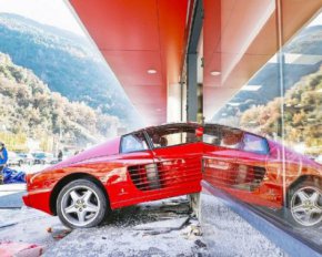 Дед в 82 года на суперкаре Ferrari врезался в витрину магазина