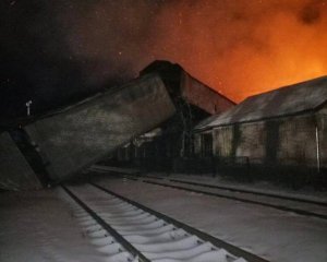 На комбінаті хлібопродуктів масштабна пожежа: затримуються потяги