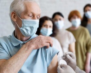 Бустерну дозу вакцини від Covid-19 рекомендують робити українцям віком від 60 років