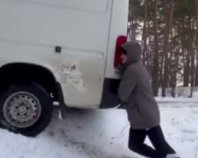 В Харькове мужчина голыми руками спасал транспорт от падения: курьезное видео