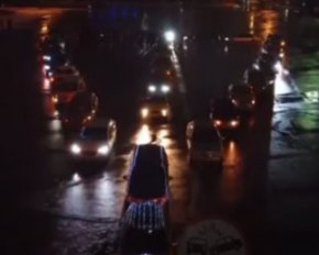 В центре Хмельницкого "засветили" елку из машин: видео момента