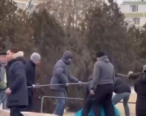 В казахстанському місті закінчилися протести — люди вийшли прибирати вулиці
