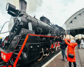 Хогвартс-экспресс: как во Львове людей катал ретро-поезд - фоторепортаж
