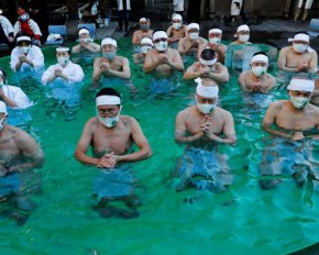 В масках и набедренных повязках: десятки японцев молились в ледяной воде