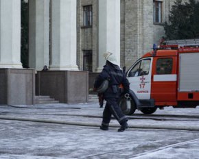 Все в дыму: в университете Каразина вспыхнул масштабный пожар (обновлено)