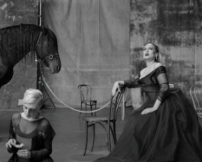 С питоном, конем и Louis Vuitton: Адель выпустила черно-белый клип Oh My God