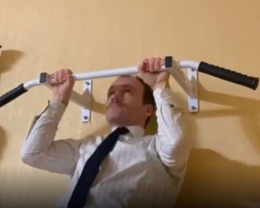 Міністр-геракл: Малюська виклав епічне відео, як тягає важке