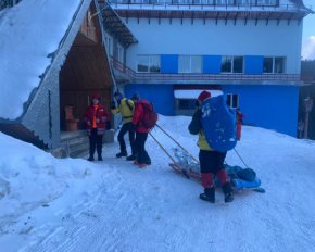 Смертельне сходження на Говерлу: рятувальники допомагають туристам, які вижили