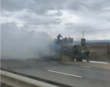На крымской трассе пылает БТР оккупантов: видео пожара