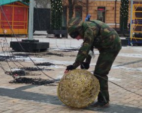 Финиш праздников: как в Киеве разбирают главную елку Украины - фото