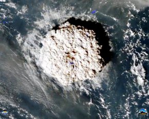 Извержение вулкана у Тонги затопило часть территории острова: есть жертвы