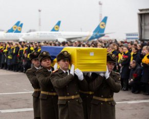 Цветы и море слез: в Украину вернули тела погибших в страшной авиакатастрофе