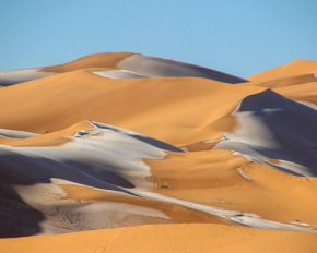 Пустыню Сахару покрыло снегом: фото редкого явления