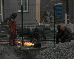 &quot;Може розірвати півбудинку&quot;: 16-поверхівку в Києві опалюють дровами – як там живуть люди