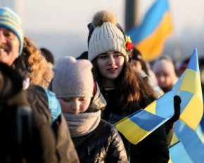 В Киеве через Днепр образовали живую цепь ко Дню соборности