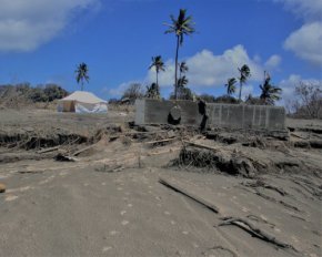 Пострадали 84% населения: показали последствия извержения вулкана у Тонги