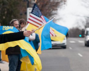 &quot;Остановите Путина сейчас!&quot;: украинцы в Вашингтоне оцепили посольство РФ