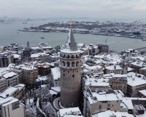 Стамбул продолжает страдать от мощных снегопадов: фото и видео