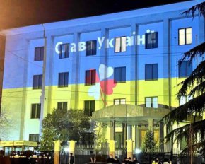 В Грузии на бывшее консульство РФ спроектировали огромный флаг Украины: фото и видео