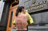 Под Офисом президента обнажилась активистка Femen: пришла с ребенком