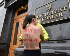 Под Офисом президента обнажилась активистка Femen: пришла с ребенком