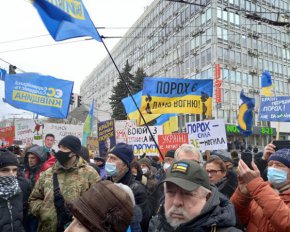 Поліція, автозаки й сотні людей: що відбувалося під Апеляційним судом Києва - фото, відео