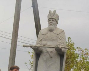 Окупанти зняли пам&#039;ятник гетьману Сагайдачному біля Маріуполя