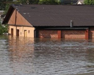 Росіяни вдарили по Херсону під час евакуації. Поранили вісьмох людей