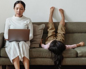 Робота вдома з дітьми: як відмежуватись від домашнього хаосу