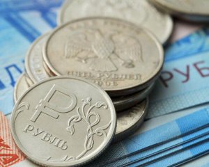 Курс російського рубля продовжує падати