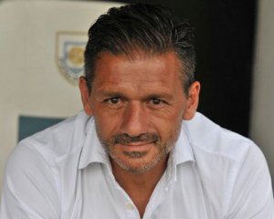Тренер розірвав на собі сорочку під час матчу