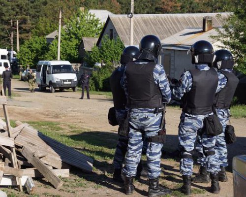 Окупанти обшукали кримського татарина Окупанти обшукали кримського татарина